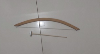 Arco e flecha de cabide de madeira