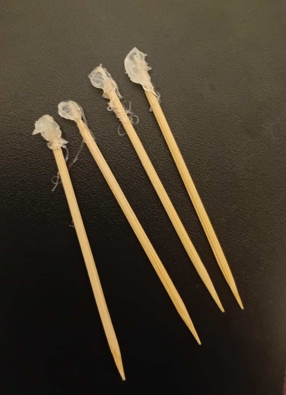 pegue o seu palito escolhido e pegue a cola quente e faz uma bolinha de cola e espere secar, e PARABEMS você conseguiu  fazer o seu brinquedo