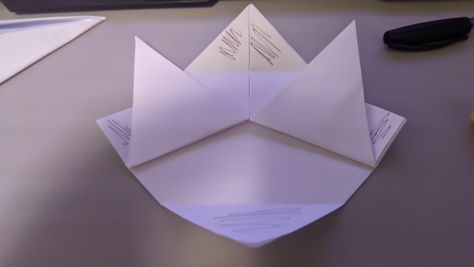 Pegue sua cola ou fita e passe ela na cabeça (passe onde está pintado de preto)