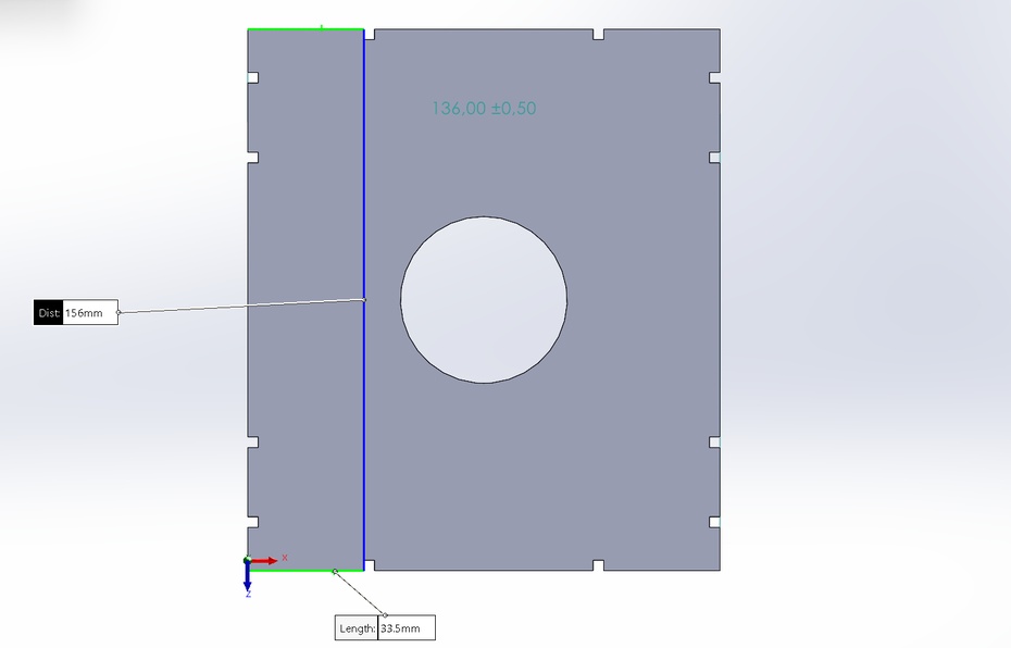 Modelagem da base superior
A peça consiste em um paralelepípedo retangular medindo 156mm por 136mm e uma espessura de 3mm. Nela, compreende-se um furo em formato de uma circunferência de 48 mm de diâmetro, distando 78mm da aresta de 136mm e 68mm da aresta de 156mm. Além disso, compreende-se furos quadrangulares nas arestas de 156mm e 136mm, medindo 3mm por lado. Em cada aresta de 156mm, compreende-se dois pares de furos quadrangulares, nos quais, um dos furos dista 12,5mm da aresta de 136mm e 20mm do outro furo, repetindo o processo para o outro par. Já em relação às arestas de 136mm, os furos distam 33,5mm da respectiva aresta de 156mm e 63mm entre si.