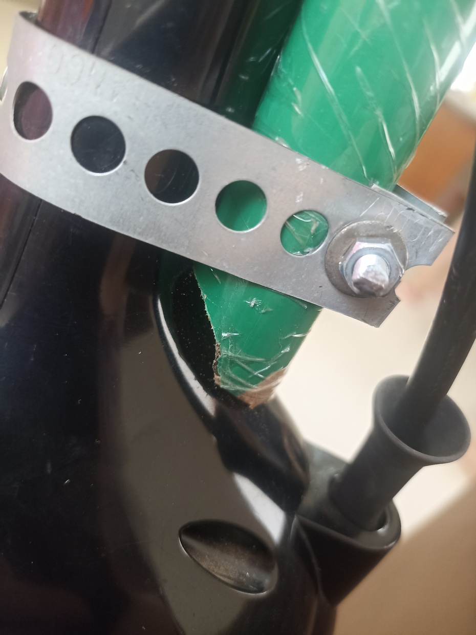 Corte o cabo na diagonal referente à curva do aspirador.