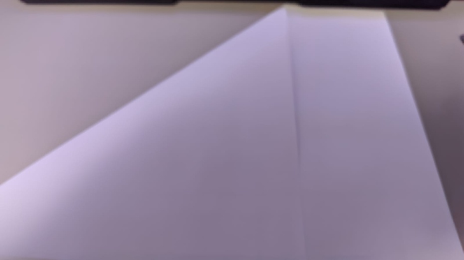 Dobre as duas folhas de um ponto até o máximo q conseguir (para ficar parecendo um triangulo e sobrar um pouco)