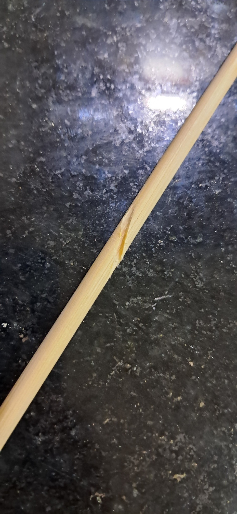 1- pegue o palito de churrasco e corte a ponta. 
2- ache o meio do palito.
3- corte o palito a 45° no meio com a serra.