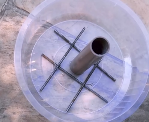 Faça também armaduras para cada corpo de prova, como o corpo de prova será feito dentro do cano colado à base de madeira, as armaduras serão mais estreitas e ficarão na vertical dentro do cano.