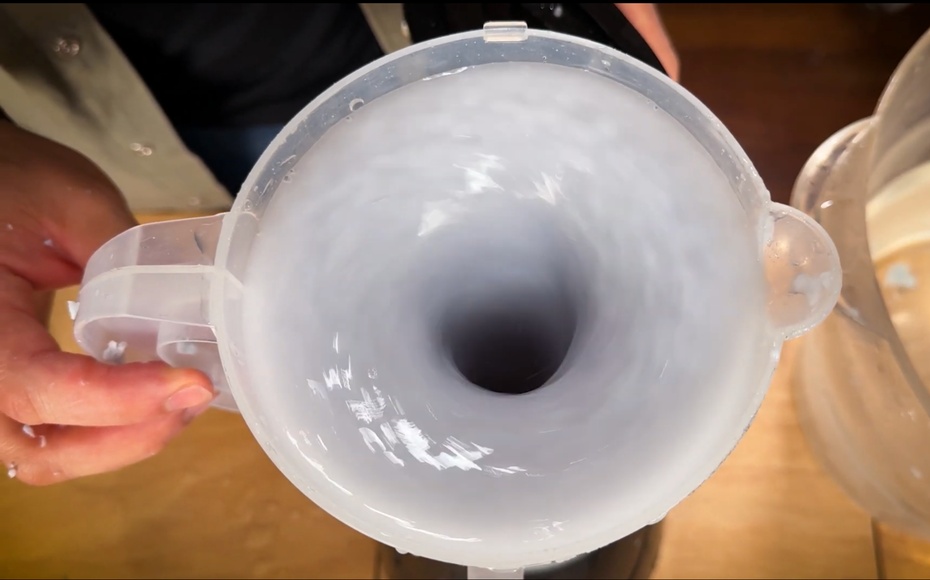 Repita até ter polpa suficiente para preencher parte da bacia.