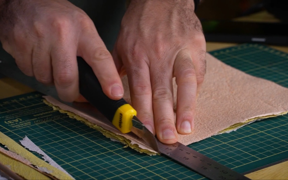 Use tesoura ou estilete para cortar as bordas irregulares.

