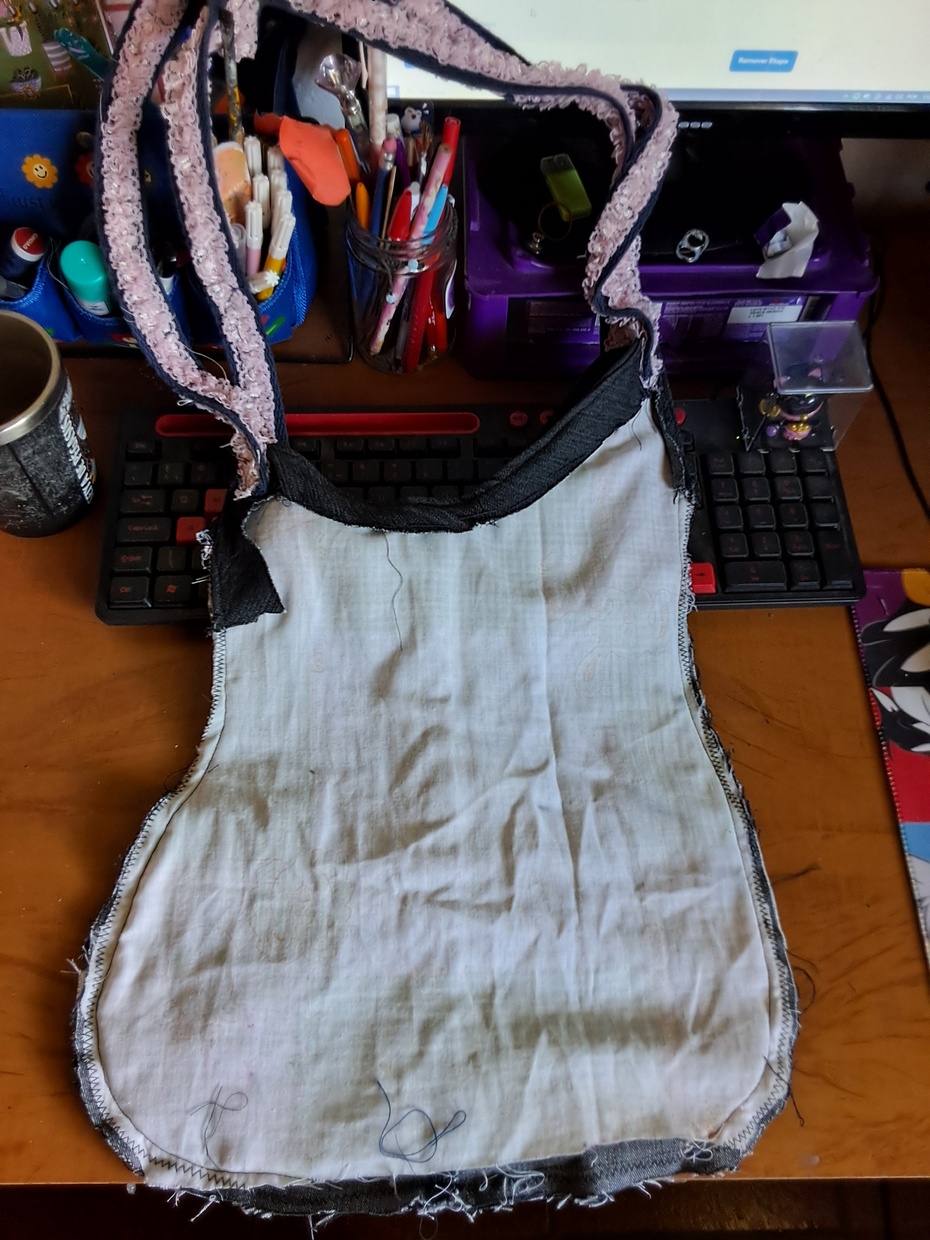 Apos isso, pegue o tecido de forro e costure em ambas as partes, apos isso eu recomendo o auxilio de uma maquina de costura, mas da pra fazer na mão tambem; Costure do avesso, para que a costura não fique aparente e coloque tambem o cinto, que servirá como alça.