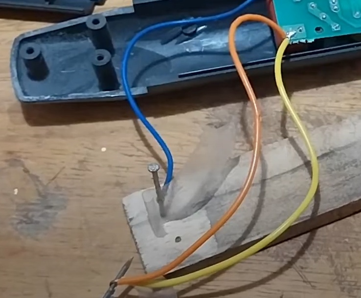 Agora pegue os fios e enrosque eles nos parafusos.