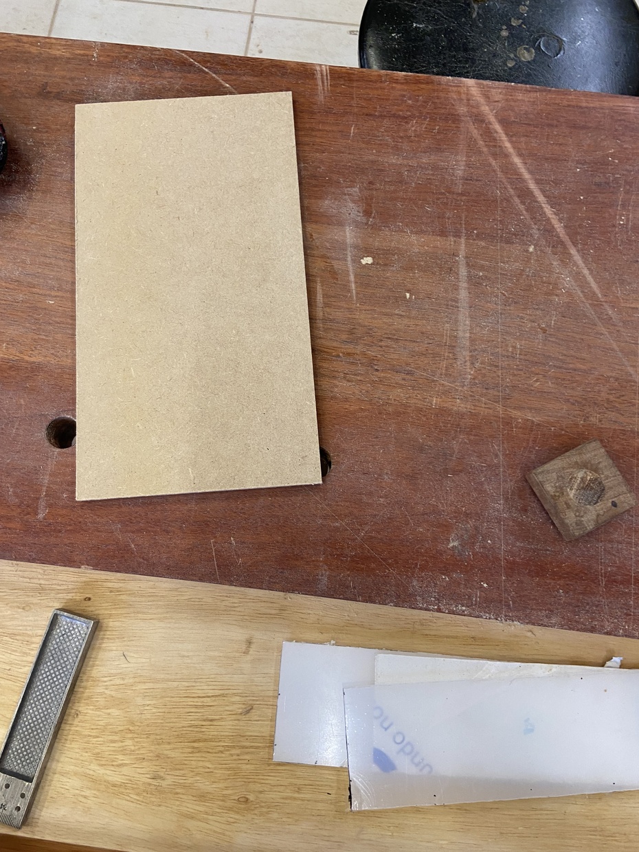 O corte da chapa de MDF foi todo em serra circular, os acabamentos foram em serra tico-tico. Depois dei um acabamento com a lixa, pra deixar o MDF liso. 

Após todas as partes cortadas, foi ultilizada cola de madeira para colar todas as peças, e então esperei um dia inteiro para verificar se estava firme