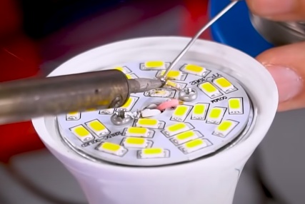 Com os contatos de cobre expostos, você deve fazer a conexão entre eles, utilize o ferro de solda para preencher os contatos com estanho, caso os contatos sejam próximos é possível fazer a ligação apenas usando o ferro para unir os dois pontos de estanho, mas caso os contatos sejam distantes e você não consiga fazer com que os pontos de estanho se unam pegue um pedaço bem pequeno de um cabinho elétrico já todo desencapado e use ele como ponte, o soldando nos contatos e também o envolvendo com estanho para que fique mais resistente.

Dica para a solda: O ferro de solda deve aquecer primeiro a superfície onde você quer que o estanho fique, portanto encoste a ponta do ferro nos contatos e depois, sem tirar o ferro, encoste o estanho tanto no ferro quando na superfície onde ele ficará.