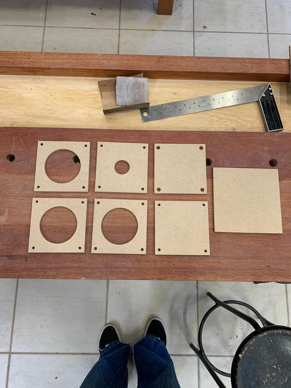 Para a realização dos cortes foram utilizados a serra fita e a furadeira de bancada.
