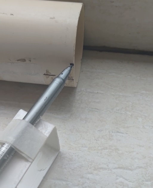 Faça as três linhas longitudinais: apoie o cano no canto de uma parede, prenda a caneta em cima de um apoio de uns 5 cm de altura e risque toda a lateral do cano seguindo os pontos (8, 16 e 24 cm).