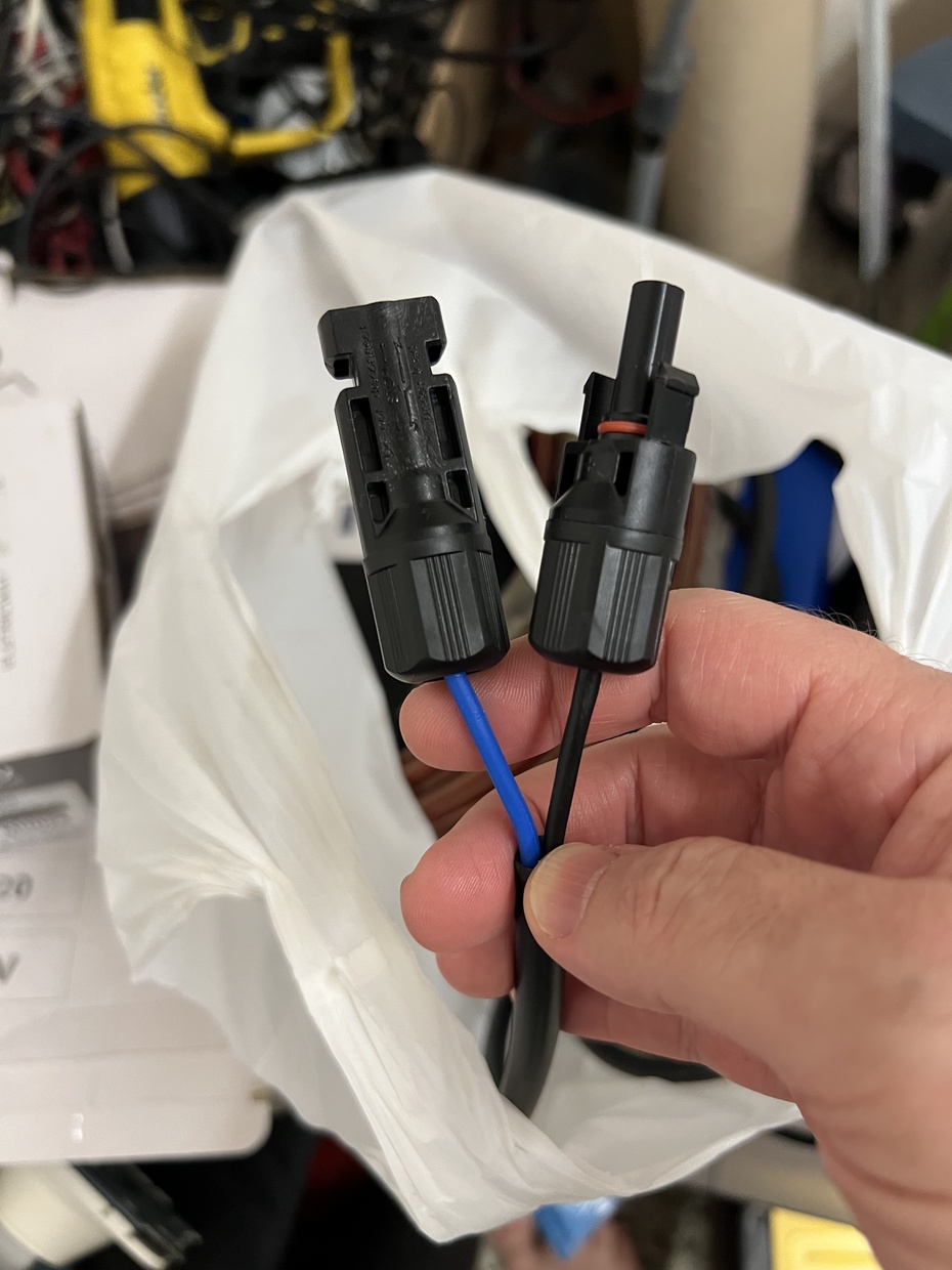 Soldar os conectores MC4 aos fios do cabo PP
Estanhar as pontas dos fios do cabo PP ao controlador
Estanhar as pontas dos fios do cabo polarizado da bateria ao controlador
Estanhar as pontas dos fios do cabo polarizado para fazer os bornes da bateria (se usada bateria automotiva)
Estanhar as pontas dos fios do cabo polarizado da placa Peltier ao controlador