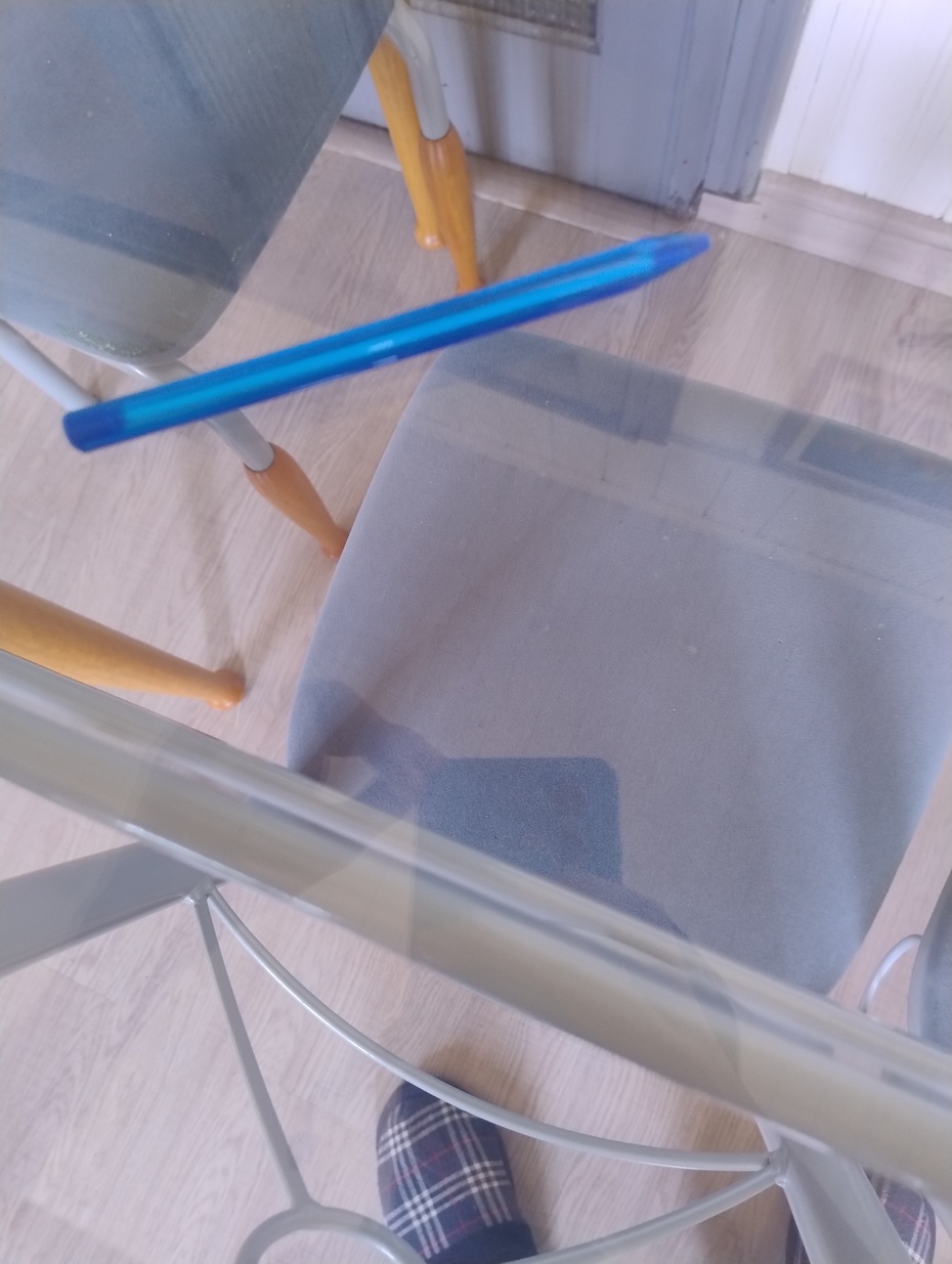 Opção 1: esfregue uma caneta esferográfica no cabelo e aproxime perto do barbante e do papel alumínio, caso se repelir estão com cargas iguais e caso se atrair estão com cargas opostas.