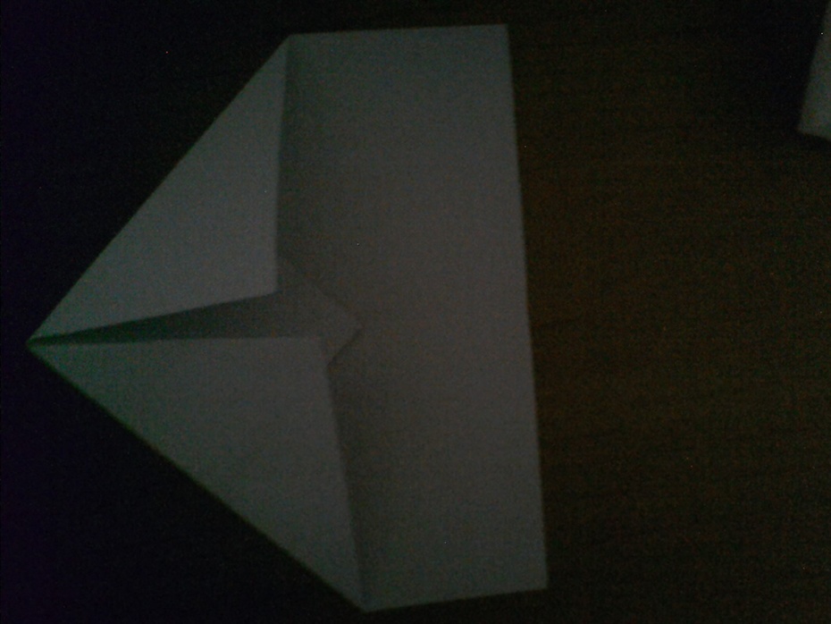 Agora, vamos pegar as pontas novamente, e juntar na linha marcada. (Use o arquivo acima como referência para não fazer errado!) Deverá sobrar uma "linguinha".