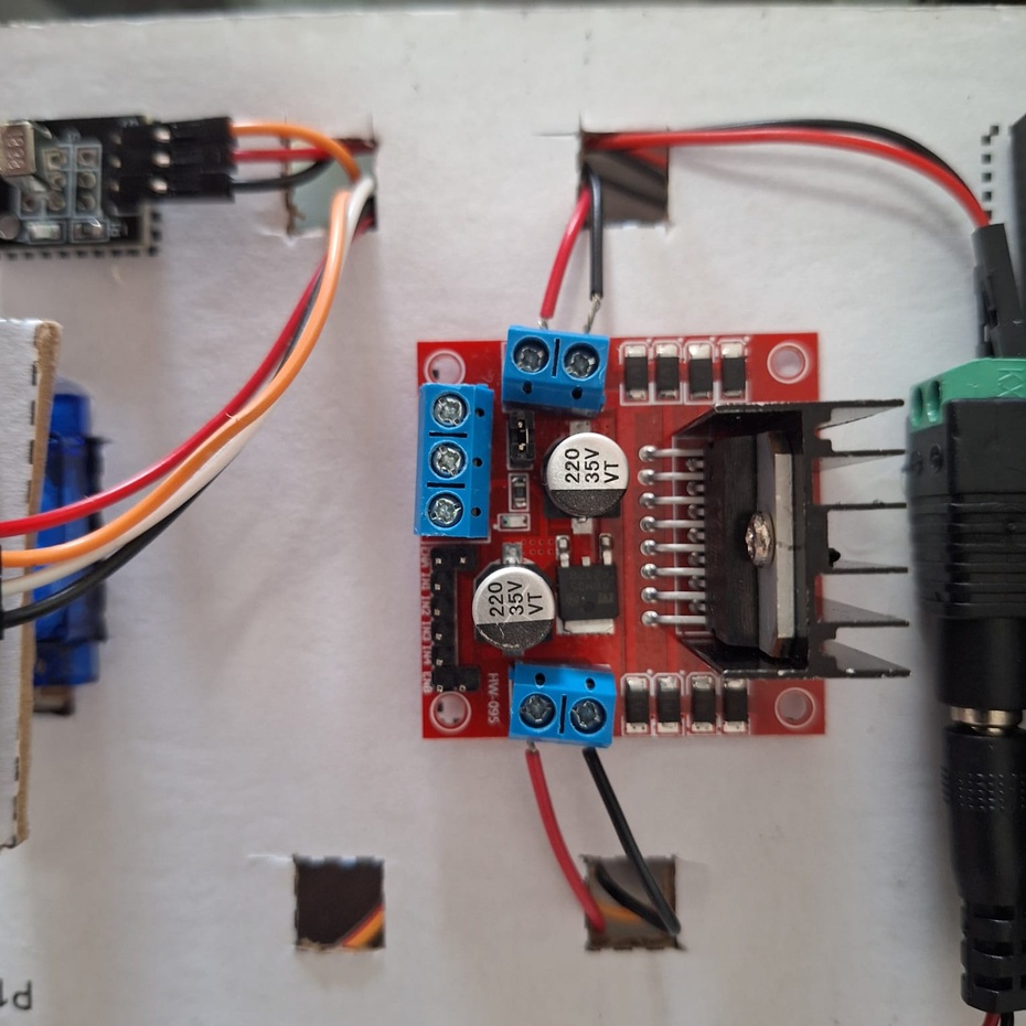 Conecte os fios dos motores nos pinos do módulo L298N, com o fio vermelho nos pinos da frente e o negativo nos pinos de trás.