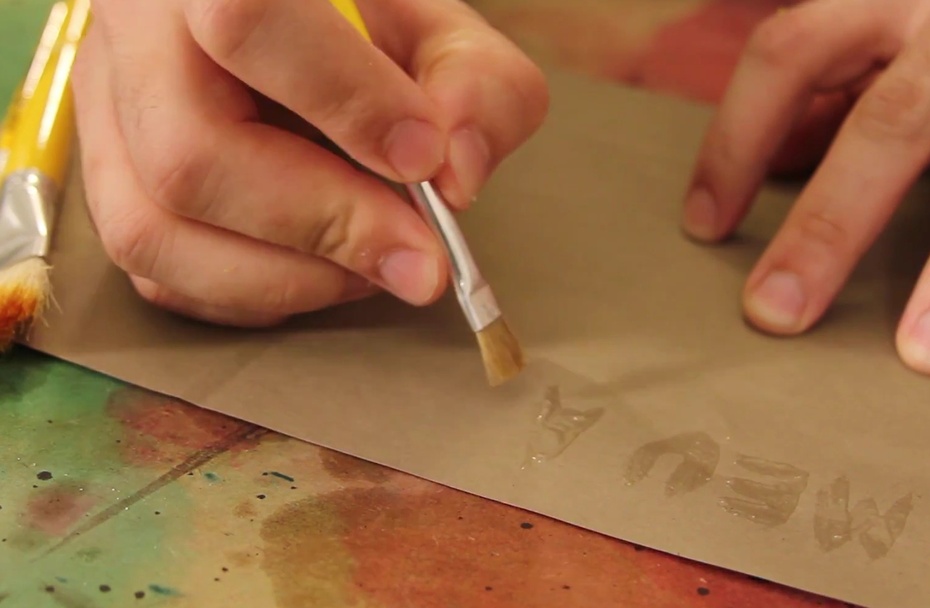 Após esfriar, você pode utilizar essa mistura para escrever suas mensagens no papel. Você pode usar o pincel ou o dedo!