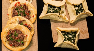Esfiha de carne e espinafre e queijo feta