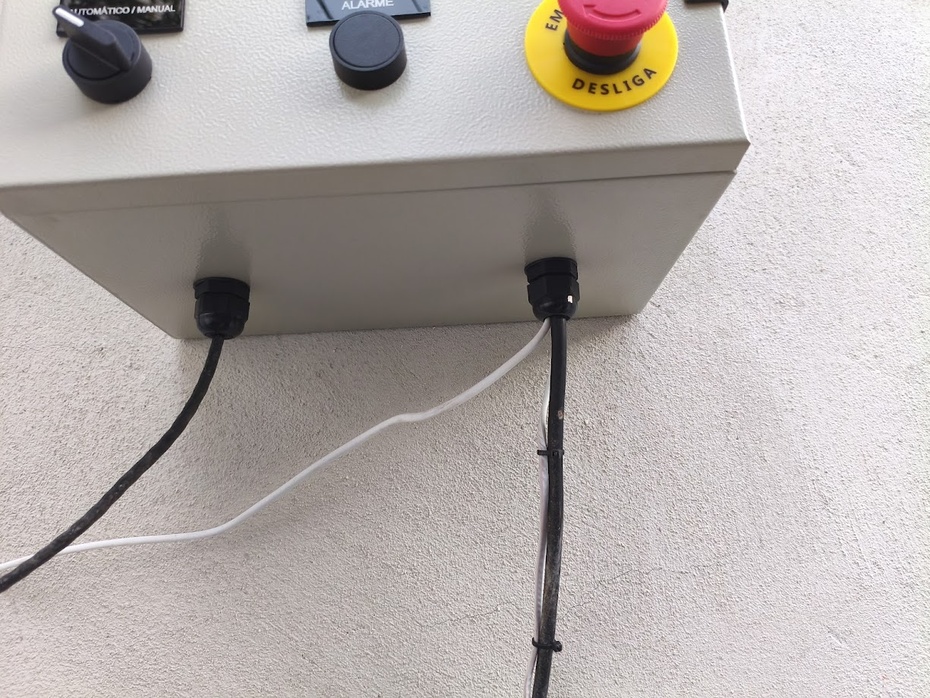 Faça dois furos na parte inferior do painel para a entrada/saída dos cabos. Importante: Os cabos de dados devem ficar afastados dos cabos de alimentação para evitar interferência.