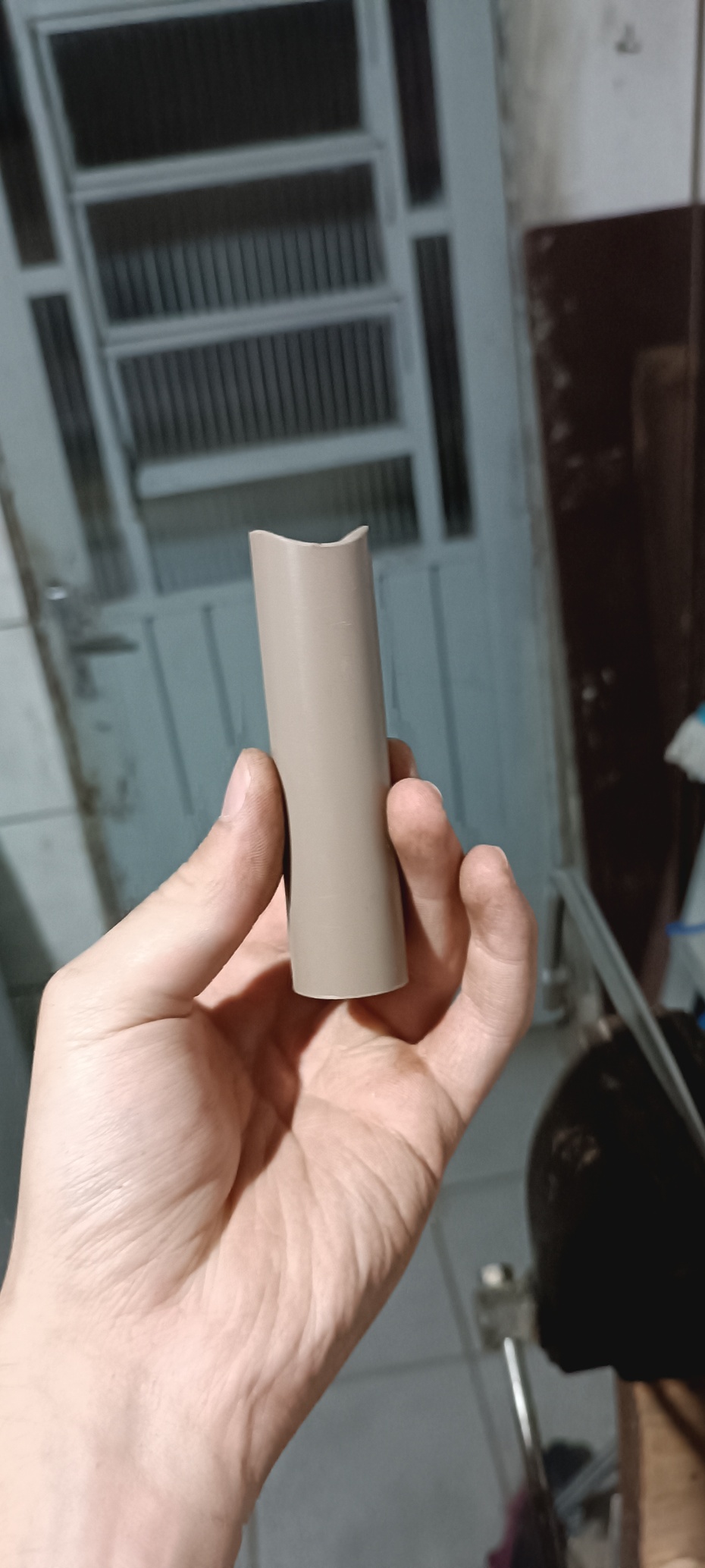 Faça o mesmo com um caminho de PVC de uns 10 cm, que caiba dentro do eletroduto