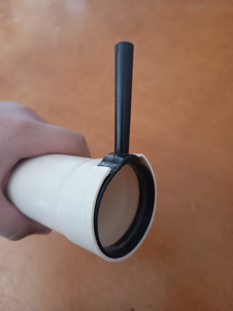 Encaixar a lupa no cano, com o cabo saindo pelo corte que fizemos.