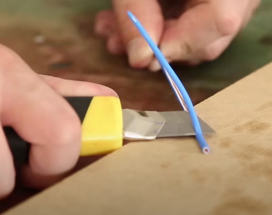 Utilizando o alicate decapador remova todo o isolamento em torno do fio de cobre cortado. Esse processo é mais trabalhoso, mas funciona. Você também pode utilizar o estile, mas nesse caso peça ajuda de um adulto.