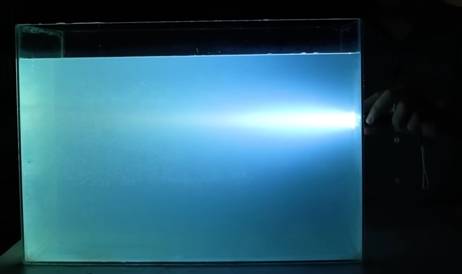 Ligue a lanterna e observe o fenômeno do “mini céu azul”.