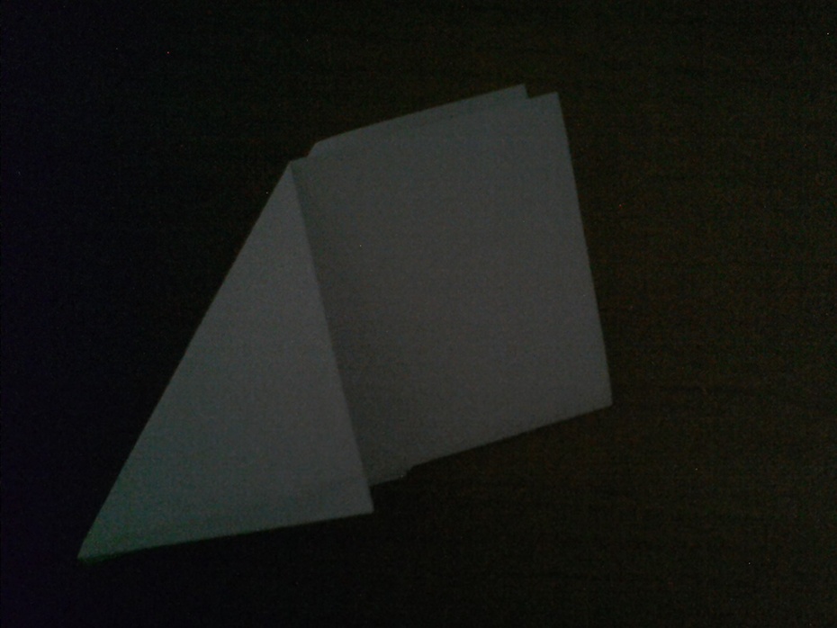 Agora, pela linha marcada, dobre o papel para fora.