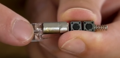 Retire a parte frontal do laser pointer (aquela por onde sai o laser ou luzes das lanternas). Esta parte pode ou não ser rosqueável a depender do modelo de chaveiro laser que você estiver usando.