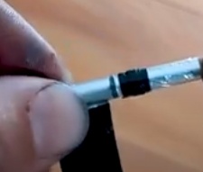 A segunda tira de papel deverá ser enrolada muito próxima à primeira,
não mais que 2 mm de distância entre uma e a outra, e repita o processo com a fita isolante para que esta fique firme na posição onde foi enrolada.
Atenção: As duas tiras de papel alumínio não devem entrar em contato
uma com a outra, este procedimento é um pouco mais difícil devido à
pequena distância que deve ser mantida, mas caso um papel encoste
no outro a resistência ficará muito baixa e não será percebido uma
redução no volume do brinquedo.