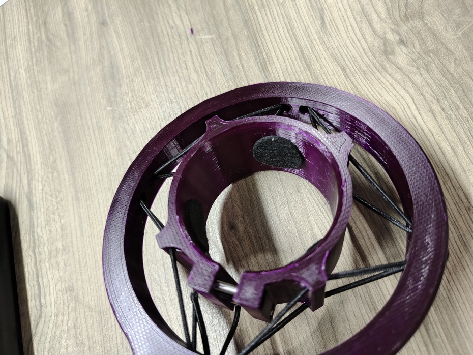 Utlizar um unico elastico que passsará pelos buracos como mostra a imagem.