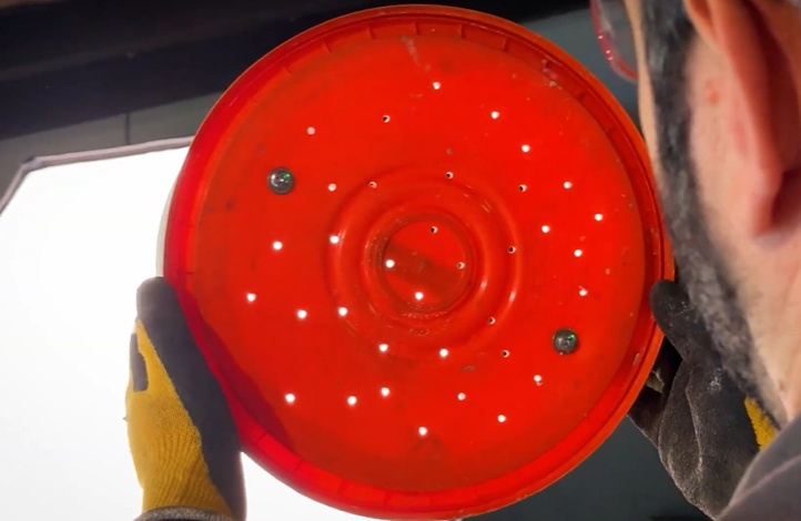 Na tampa que ficará no topo do conjunto, faça vários furos menores (2,5 mm) com a broca fina. Esses furos são respiração/ventilação. Minhocas não vão sair por aí, mas o ar circula.