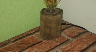 Luminária feita com toco de madeira