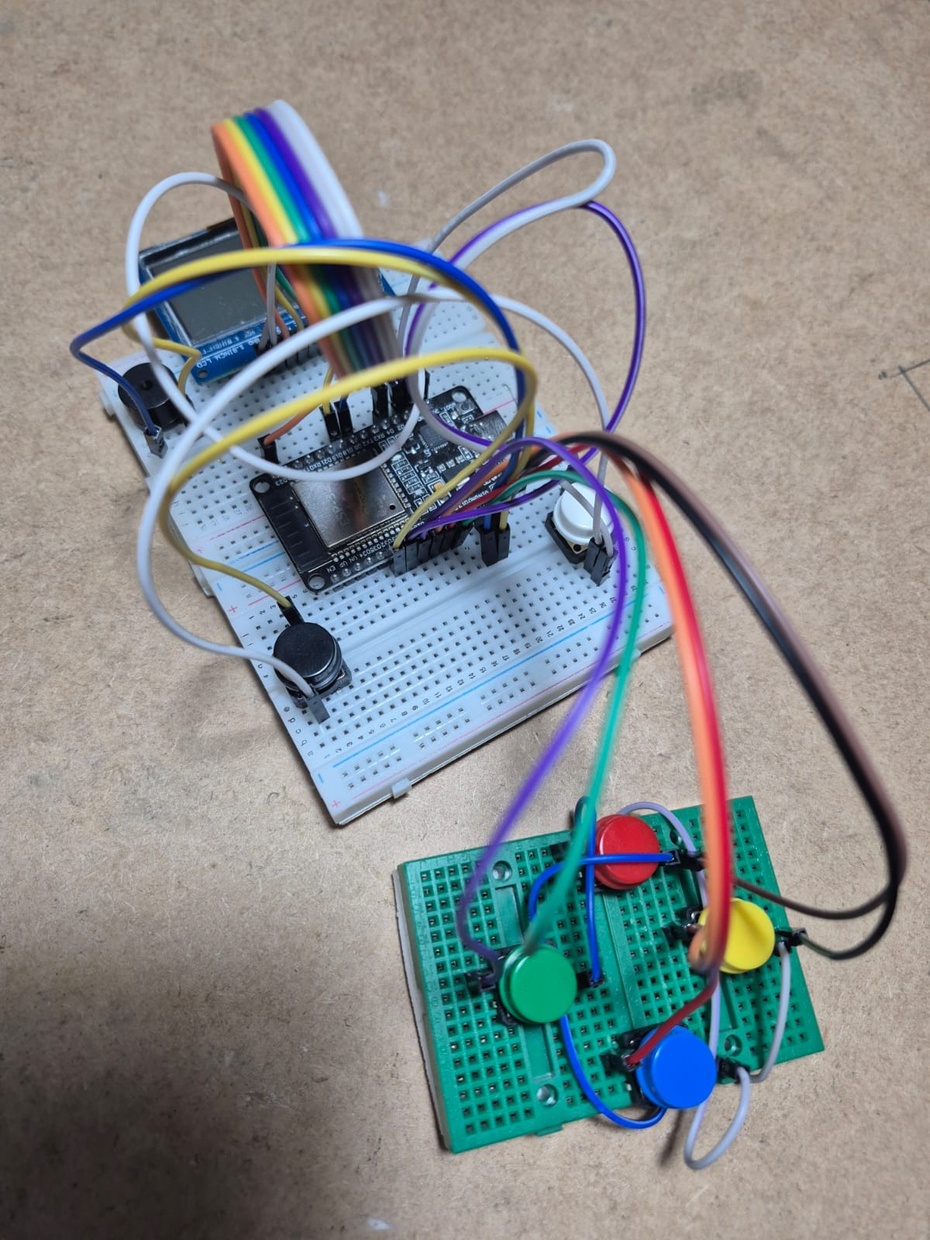 Antes de partir para a versão final do BRINK GAMER, o primeiro passo é montar todo o circuito em uma protoboard.
Essa etapa é essencial para testar conexões, funcionamento do display, botões e alimentação, evitando erros quando o projeto for definitivo.

Comece posicionando a placa ESP32 na protoboard e, em seguida, conecte os principais componentes que fazem parte do console.

🔧 O que montar nesta etapa

Conecte o ESP32 na protoboard

Ligue o display gráfico ST7567 para testar imagem e comunicação

Conecte os botões de controle (direções e ação)

Monte o circuito de alimentação com bateria e carregador

Utilize fios de ligação apenas para testes

O objetivo aqui é validar o funcionamento eletrônico e lógico do projeto, antes de avançar para soldagem, caixa ou montagem final.
