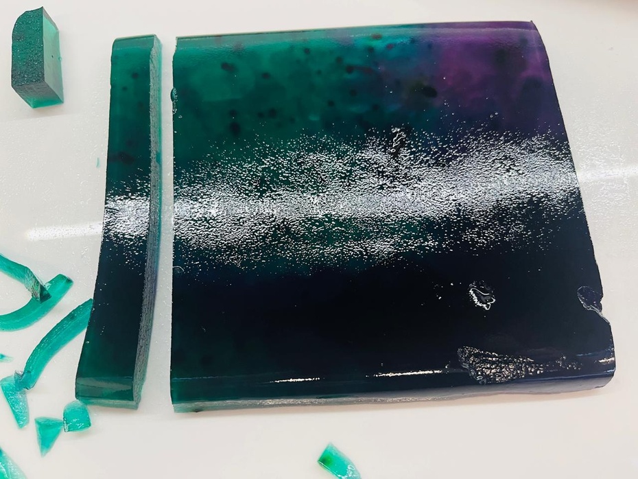 Depois de resfriada, cortar a gelatina em fatias de 1 a 2 cm.