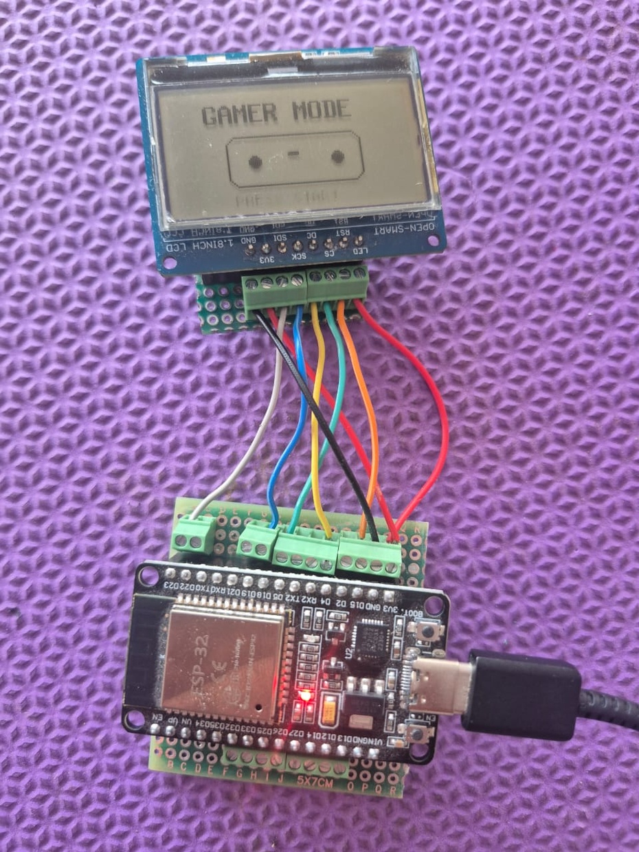 Nesta etapa, o objetivo é preparar uma placa perfurada para facilitar a conexão e o teste do ESP32 e do display .

Primeiro, solde pinos de conexão (fêmea ou macho, dependendo da sua configuração) na placa perfurada. Esses pinos permitirão que o ESP32 e o módulo de exibição sejam conectados e removidos facilmente durante os testes.

Certifique-se de que os pinos estejam devidamente alinhados antes de soldar para garantir um encaixe perfeito e conexões confiáveis.

Após a soldagem, coloque o ESP32 e o display nos conectores.

Em seguida, conecte os fios do ESP32 ao display conforme mostrado na figura , certificando-se de que todas as conexões de sinal e energia estejam corretas.

Após a fiação, realize testes básicos de conexão para confirmar se o visor está funcionando corretamente. Essa configuração ajuda a verificar a fiação e a funcionalidade antes de prosseguir para a montagem final.

Essa abordagem facilita a depuração e evita danos aos componentes.