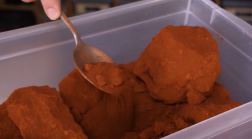 Colete a terra para pigmento. Se tiver torrões, moa até virar pó muito fino. Peneire para retirar grãos grandes. 