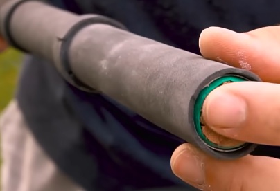 E por fim, para que as anilhas não caiam para fora da barra, você pode amarrar uma corda na barra encostada na anilha, servindo como outro limitador de movimento da anilha.