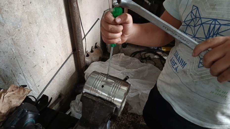 E pege a chave de fenda ou furadeira e faça furos na horizontal