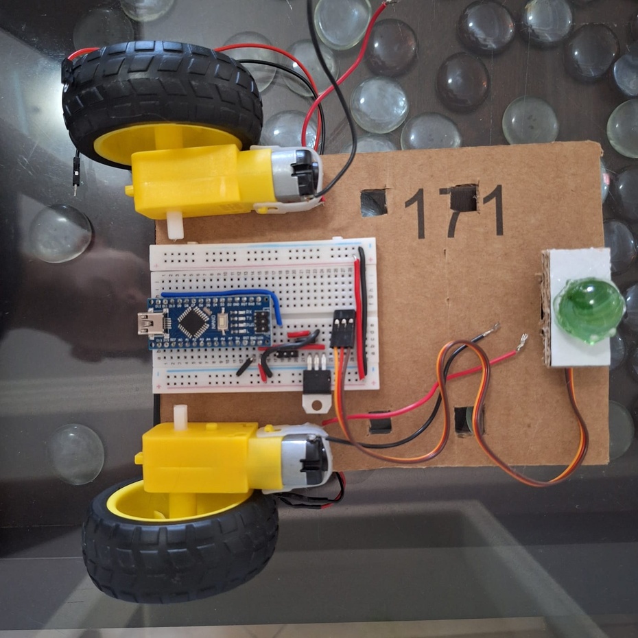 Cole esta peça embaixo do servo motor. Após isso, fixe tudo isso na peça número 1.