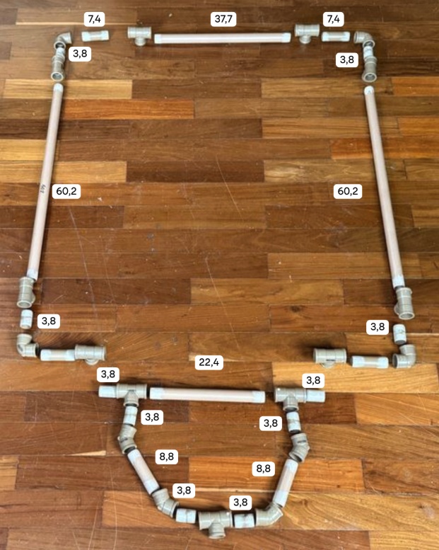 Faça uma segunda moldura retangular, igual à da base, para a parte superior da carretinha.