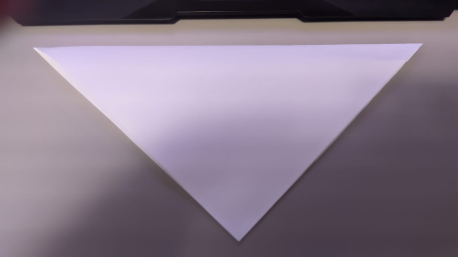 Agora corte o que sobrou para ficar parecendo um triangulo (nas duas folhas)