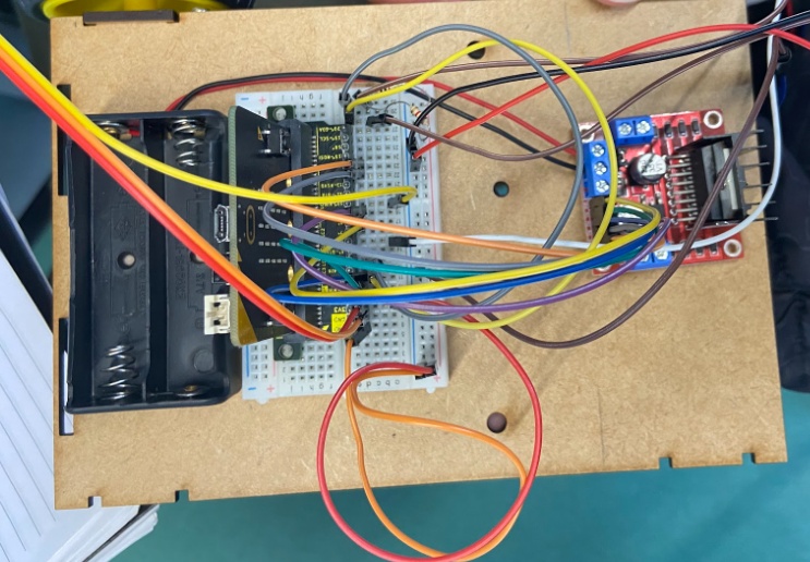 Fiação
A conexão interna é feita por jumpers, os quais servem para ligar todos os sensores e motores à ponte H. O sensor de CO, o led e sensores de luminosidade foram ligados na protoboard e os motores estão ligados à ponte H. Foram usados suportes para baterias, um microbit adaptado para coloca–lo no protoboard e uma bateria que é ligado diretamente no microbit e dois resistores.