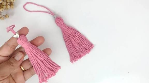Pegue o fio de crochê branca e desfie tentando formar apenas uma linha (Só não em forma de chaveiro e tem que ser branca)
Espalhe a cola pelo corpo seco, com a pinça comece a colar. Faça o mesmo processo com a linha amarela, apenas coloque na parte que é amarela do Boo.
