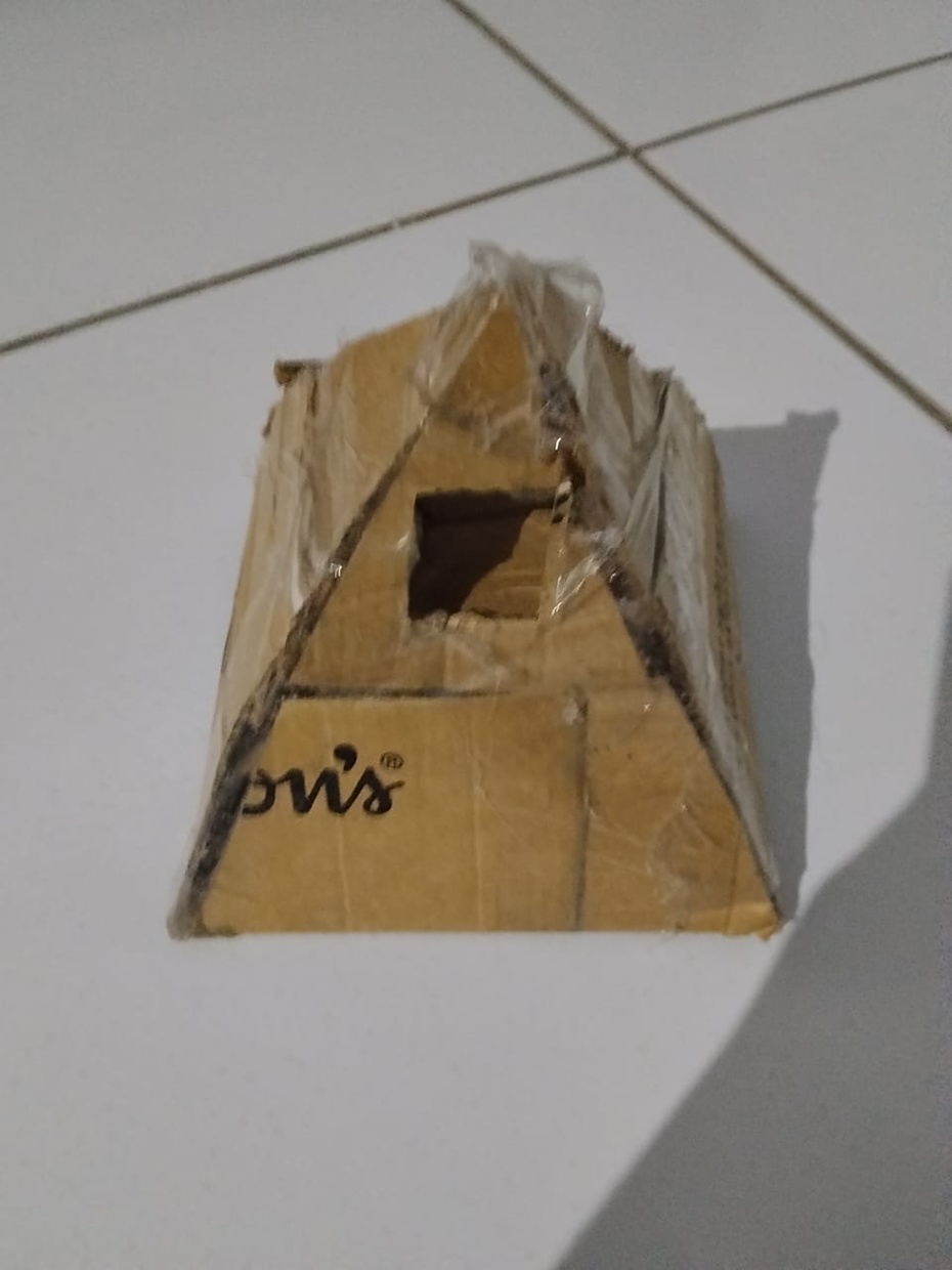 Dobre os triângulos para cima e depois cole-os lado a lado com fita adesiva.