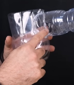 Depois de desenhado este círculo também deve ser recortado com o uso de estilete ou tesoura.