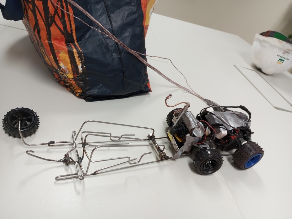 Aí sim, com tudo ajeitado, entramos, viramos as curvas, chegamos no detector e o aprisionamos!!