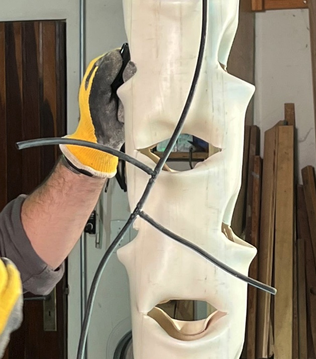 A cada ponto onde deseja irrigar, corte a mangueira e adicione um conector tipo T.