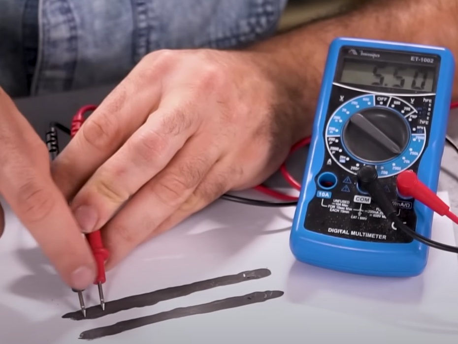 Coloque o multímetro na posição para medir resistência, pode ser 20k e retire a bateria e o led do circuito.