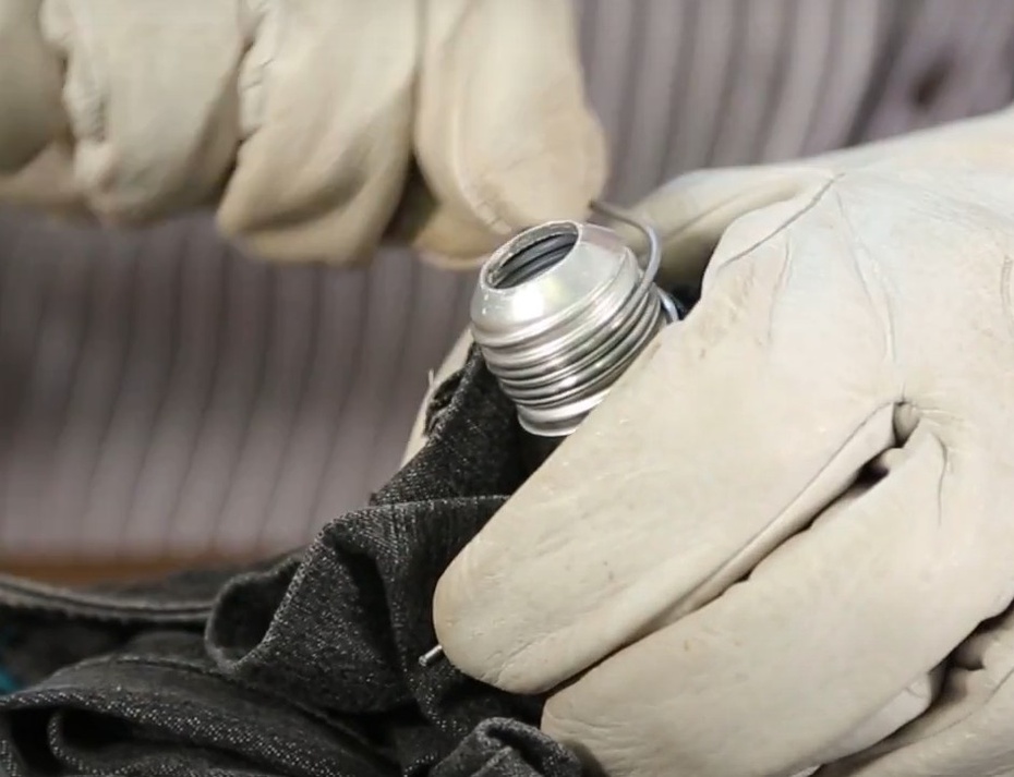 Enrole o arame no bulbo, seguindo a rosca, até completar toda a extensão do bulbo.